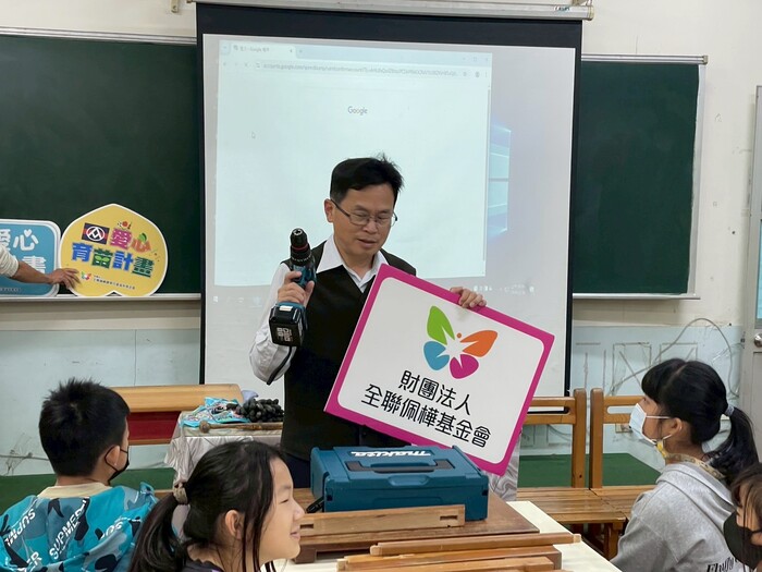 校長說明木工坊的贊助單位