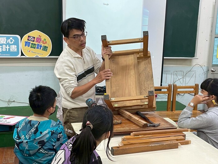 課桌椅結構以及拆除技巧